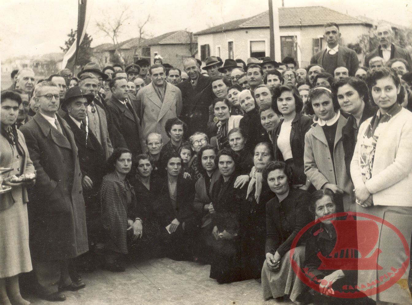 Οι Καραμπουρνακιώτες μαζεύτηκαν σ’ ένα δρόμο στο Καραμπουρνάκι, όταν τους έδωσε τα σπίτια ο Εποικισμός
