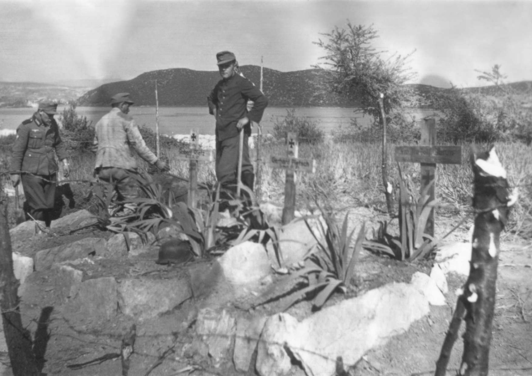 Περιοχή Σερρών, Απρίλιος 1941. Γερμανοί καταδρομείς έχουν μόλις ολοκληρώσει την ταφή συναδέλφων τους στις όχθες του Στρυμόνα