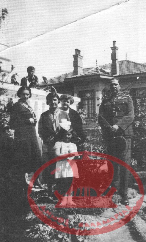 Αρετσού. Η κα. Σύρου, ο Ίλαρχος Κάσσανδρος με τη σύζυγό του και την κόρη τους στην αυλή της έπαυλης Κοντεκάκη