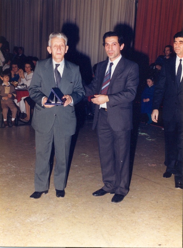 Απονομή τιμητικής πλακέτας στο μακροβιότερο πρόεδρο του Συλλόγου Ναυάρχου Βότση, Χρήστο Ευσταθιάδη από το γραμματέα Ανανία Τσιραμπίδη, κατά τη διάρκεια χοροεσπερίδας.