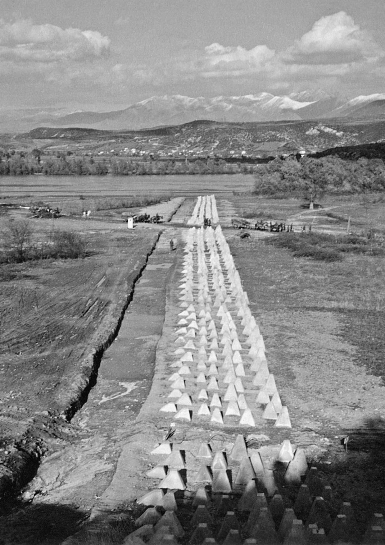 Περιοχή Σερρών, 10 Απριλίου 1941. Γερμανική φάλαγγα περνάει μπροστά από την κεντρική είσοδο του Οχυρού Ρούπελ