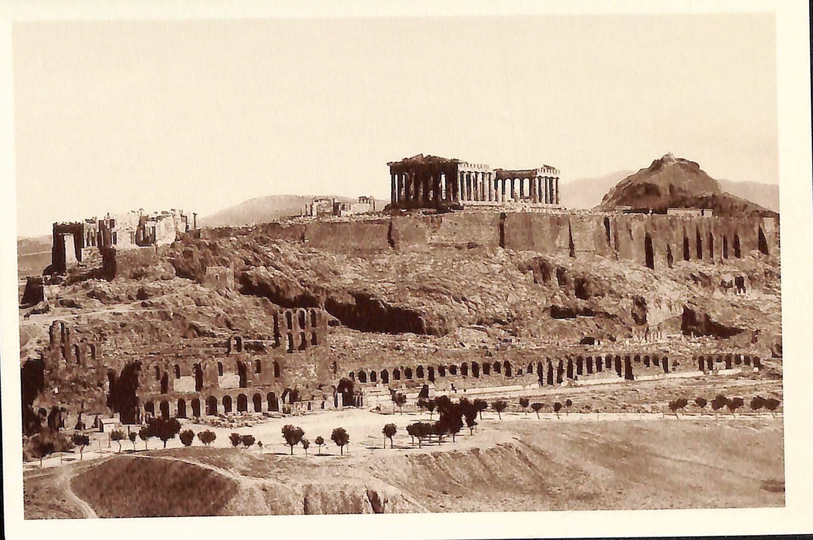 Άποψη της Ακρόπολης από το λόφο του Φιλοπάππου το 1878. Σε πρώτο πλάνο το ωδείο του Ηρώδου του Αττικού.