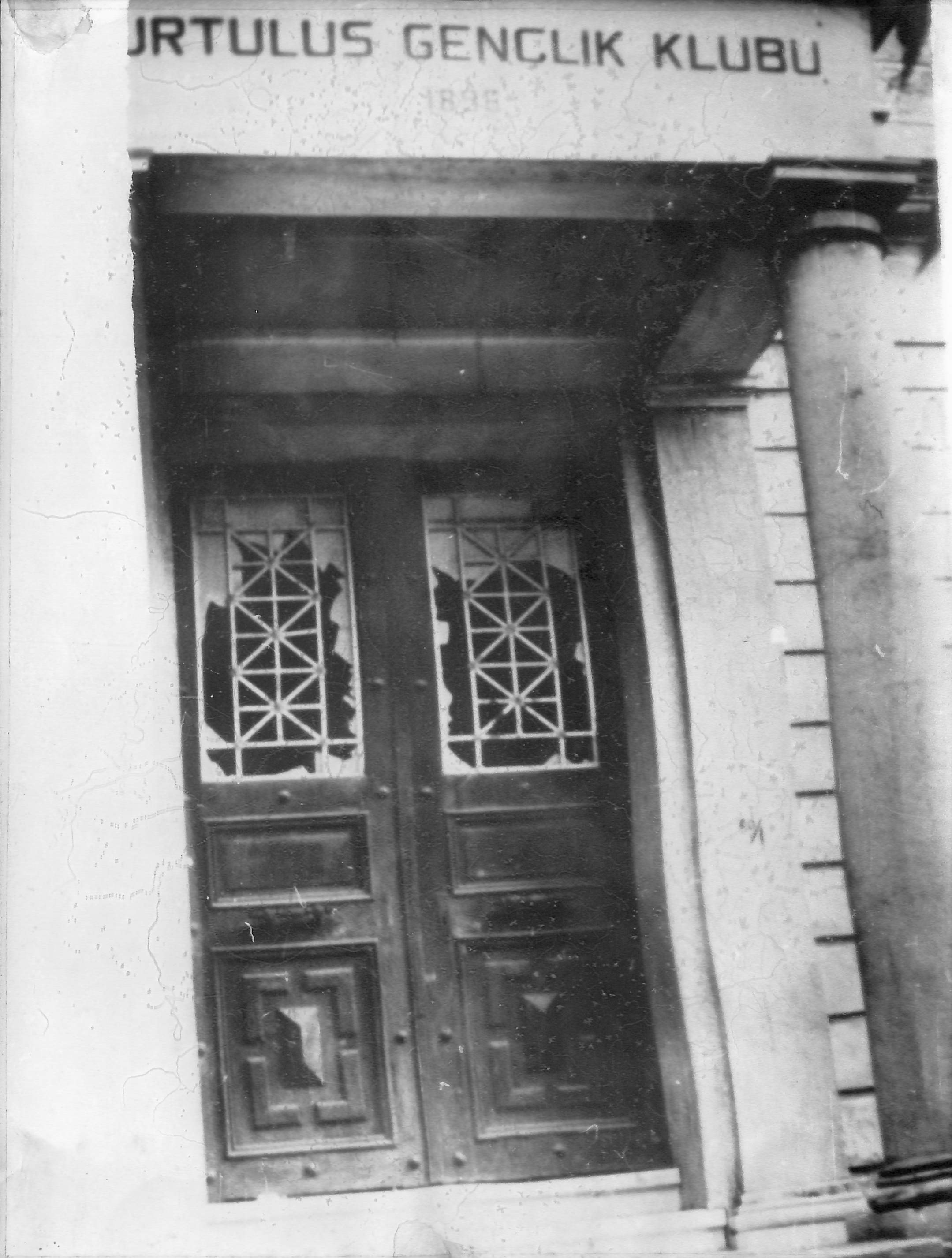 Η είσοδος του Αθλητικού Συλλόγου Ταυτάλα στην Κωνσταντινούπολη