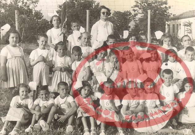 5ο Δημοτικό Σχολείο Αρετσούς. Η Α΄ τάξη του 1953 με δασκάλα τη Χαρίκλεια Χαμόδρακα