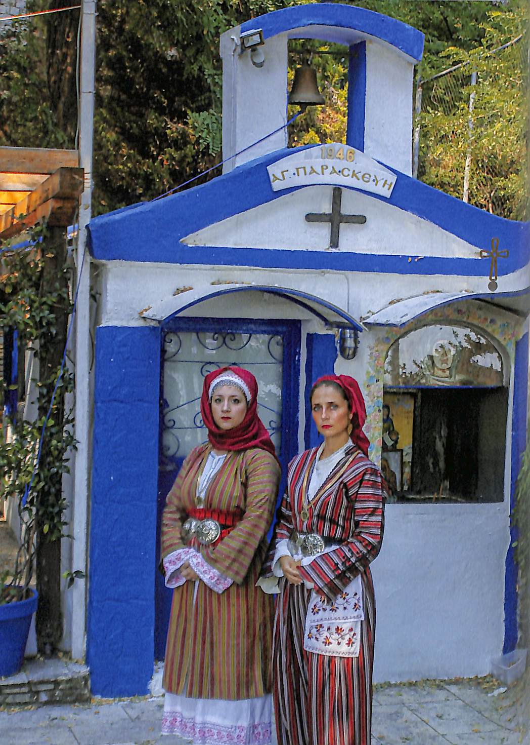 Παραδοσιακές αυθεντικές φορεσιές, από αριστερά, του Κιζντερβέντ και της Νικομήδειας