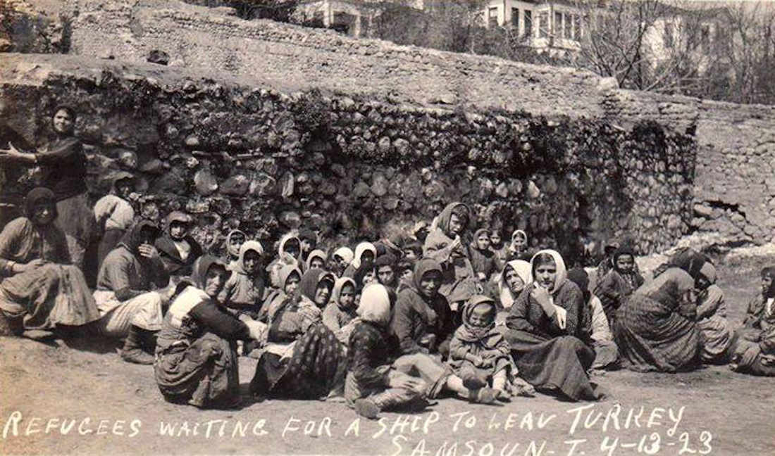 Στην περιοχή του Βuyukcami μπροστά από τους τελευταίους εναπομείναντες τοίχους του κάστρου της Σαμψούντας, οι Έλληνες πρόσφυγες περιμένουν ένα πλοίο να τους πάει στην Ελλάδα.