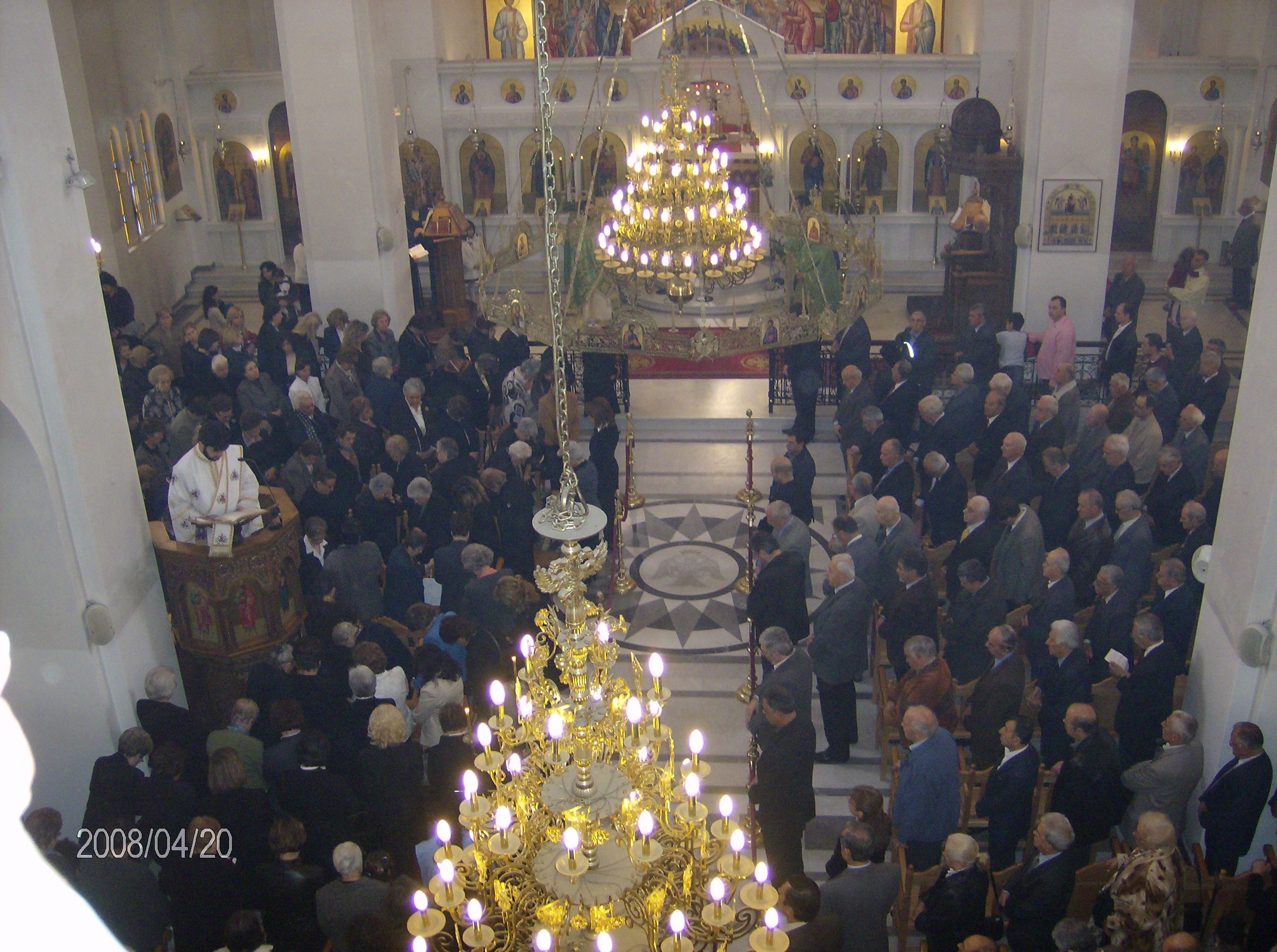 Κυριακή Βαΐων 2008. Το εκκλησίασμα κατά το ευαγγελικό ανάγνωσμα από τον ιεροδιάκονο π. Προκόπιο στον άμβωνα.