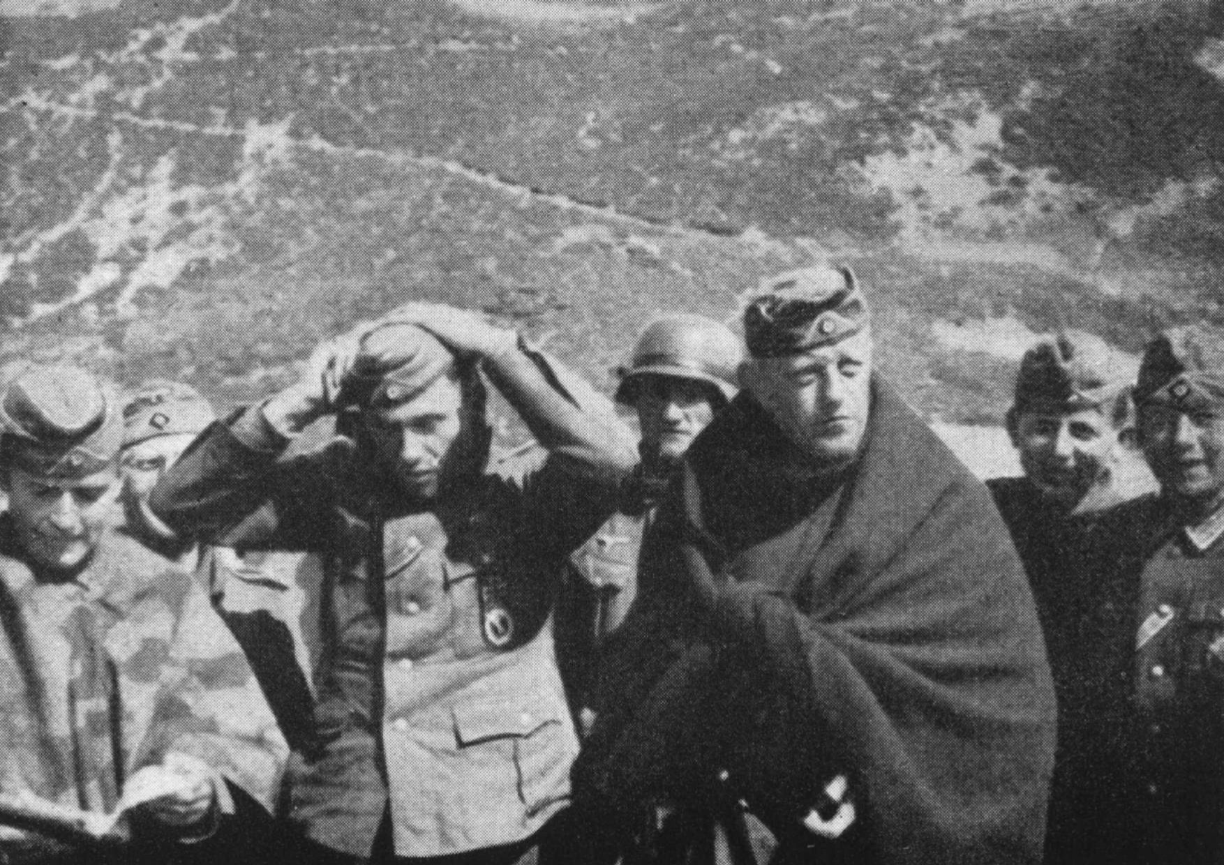 Περιοχή Σερρών, 10 Απριλίου 1941. Οι Γερμανοί του 2ου Τάγματος του 125ου Συντάγματος Πεζικού με τον Διοικητή τους Ταγματάρχη Ens στο ύψωμα Γκολιάμα μετά την υπογραφή της ανακωχής από την ελληνική πλευρά