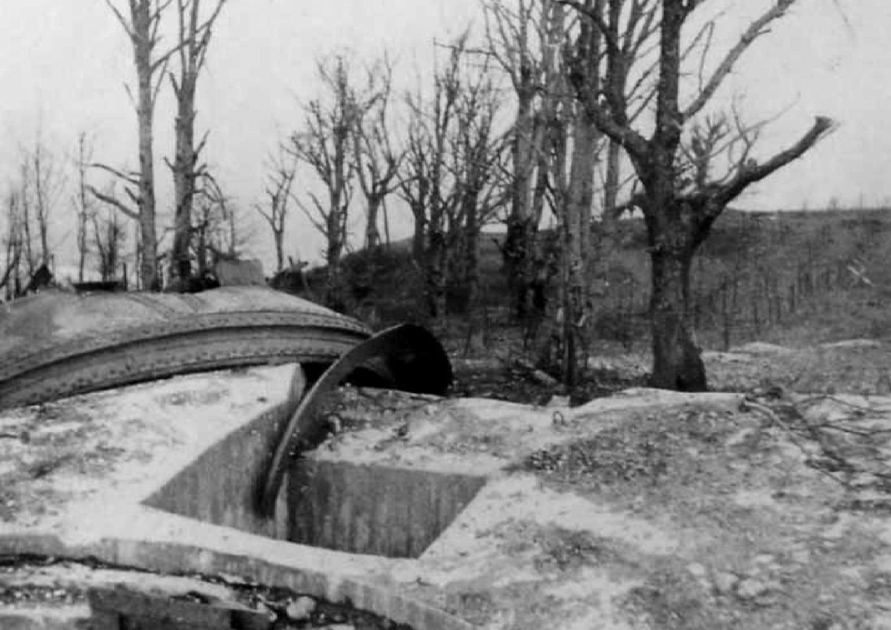 Περιοχή Σερρών, Απρίλιος 1941. Ο ανατιναγμένος θόλος κάποιου αντιαεροπορικού πυροβολείου ελληνικού οχυρού, πιθανότατα του Οχυρού Ιστίμπεη