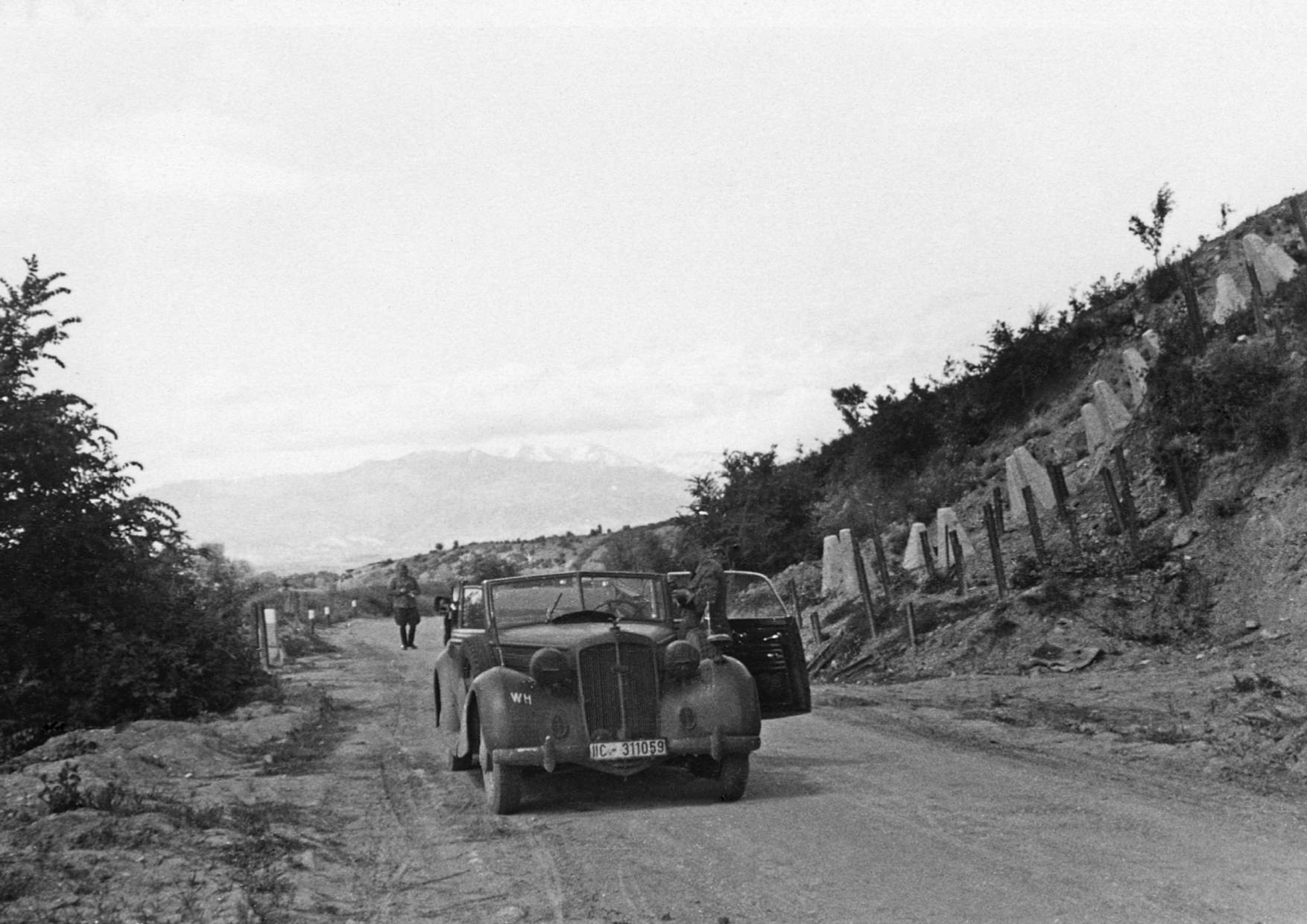 Περιοχή Σερρών. 10 Απριλίου 1941. Γερμανικό επιβατικό αυτοκίνητο κοντά στο Οχυρό Ρούπελ μεταφέρει ανώτερο Γερμανό αξιωματικό προκειμένου να συμμετάσχει στις διαπραγματεύσεις παράδοσης του οχυρού