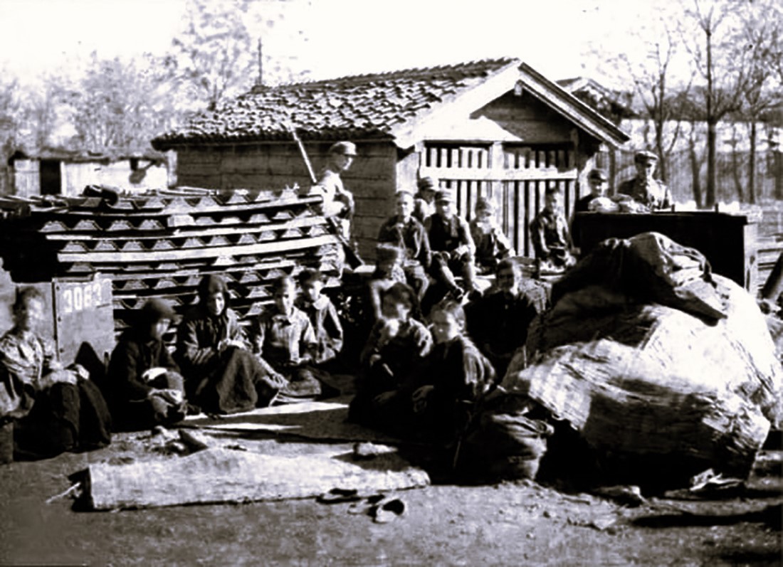Έλληνες στο Καραγάτσι (Παλαιά Ορεστιάδα), προάστιο της Αδριανούπολης εγκαταλείπουν την πατρίδα τους.