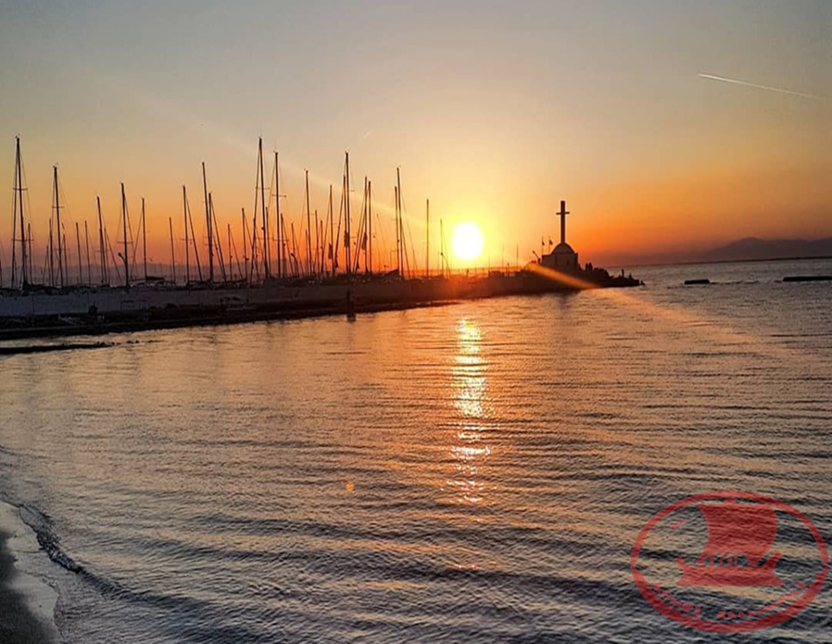 Ηλιοβασίλεμα στο Καραμπουρνάκι με το Εκκλησάκι του ΝΟΘ.