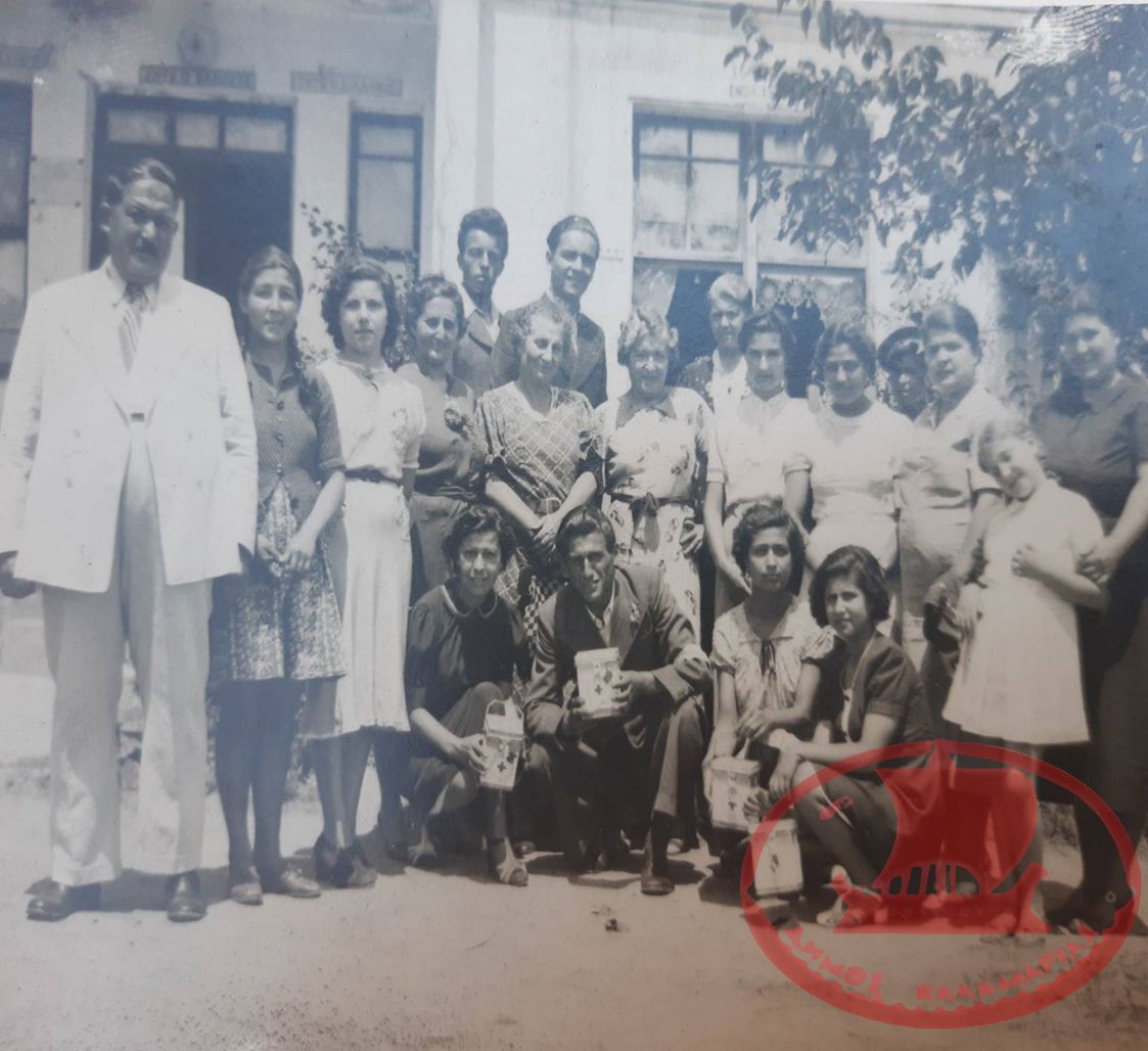 Ο Ανέστης Σακάρογλου, ιδιοκτήτης του Καφενείου "Ποσειδών", σε επίσκεψη μια ομάδα Ανδρών, Γυναικών και Παιδιών στο Καφενείο