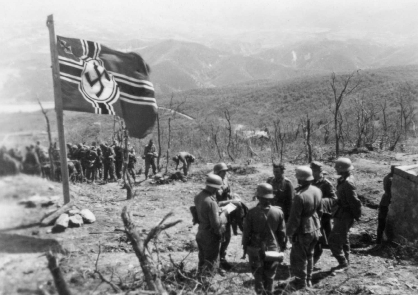 Περιοχή Σερρών, 10 Απριλίου 1941. Η σβάστικα υψώνεται στο Οχυρό Παλιουριώνες