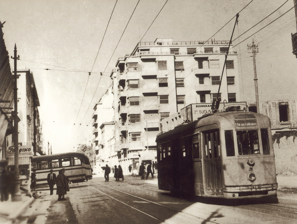 Ηλεκτροκίνητα τραμ σε κεντρική οδό των Αθηνών, 20ος αι.