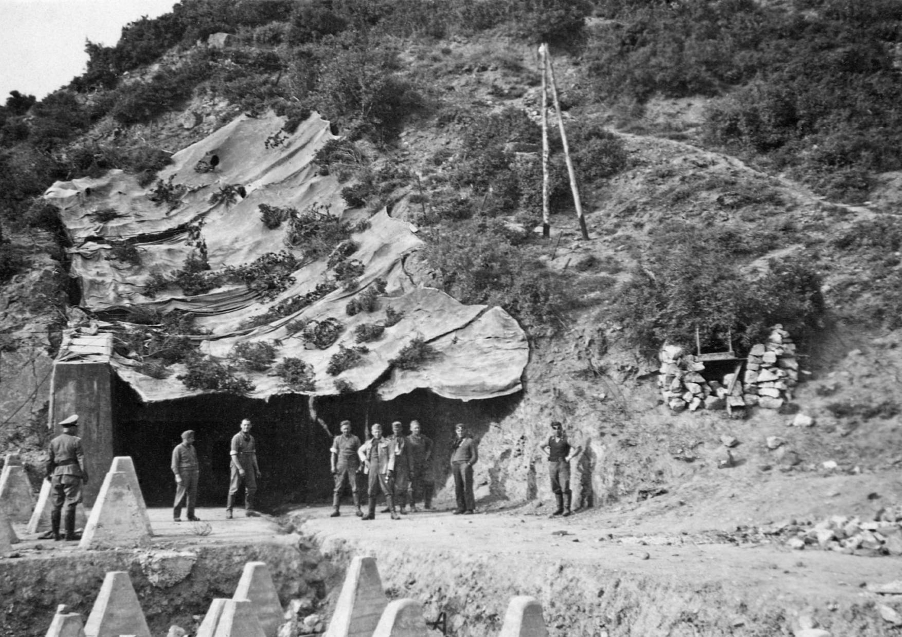 Περιοχή Σερρών, 10 Απριλίου 1941. Φωτογραφία Γερμανών μηχανικών έξω από την κεντρική είσοδο του Οχυρού Ρούπελ μετά την αποχώρηση των Ελλήνων από αυτό