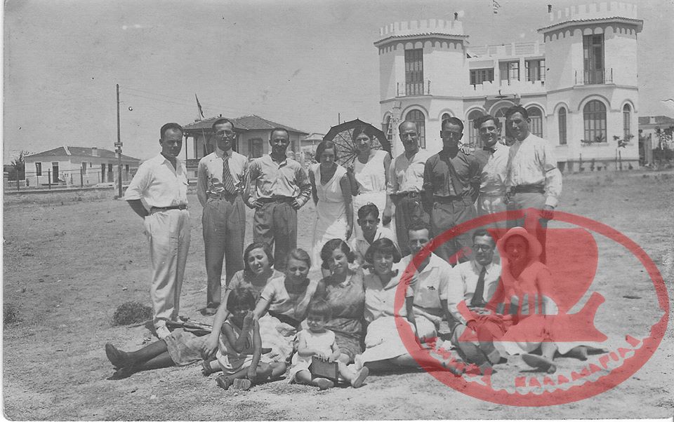 Το κτίριο που διακρίνεται βρισκόταν στη Νέα Κρήνη απέναντι από τα κέντρα ‘’Ρέμβη’’ και ‘’Μπάτη’’