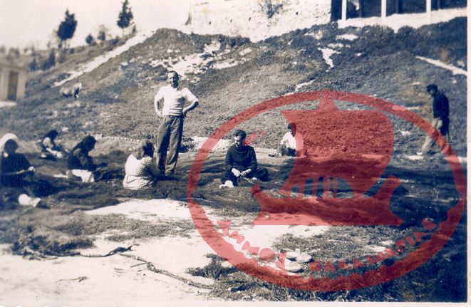 Στην παραλία της Αρετσούς και κάτω από το κέντρο Τροκαντερό ή Καμινίκια, γυναίκες και άνδρες ράβουν τα δίχτυα του Καϊμάκη