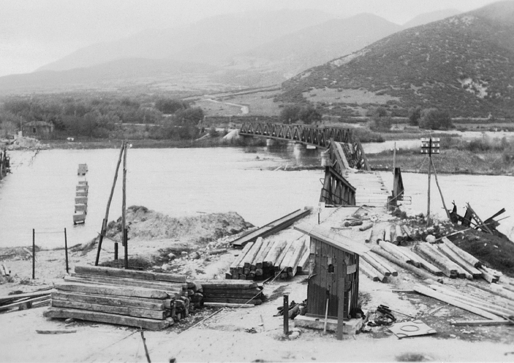 Περιοχή Σερρών, Απρίλιος 1941. Άποψη των πρώτων επισκευαστικών εργασιών από τους Γερμανούς στη σιδηροδρομική γέφυρα των Λουτρών του Στρυμόνα