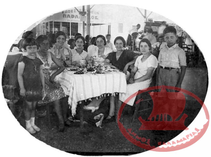 Αρετσού. Παρέα που κάθεται στη βεράντα του εξοχικού κέντρου "Παράδεισος"