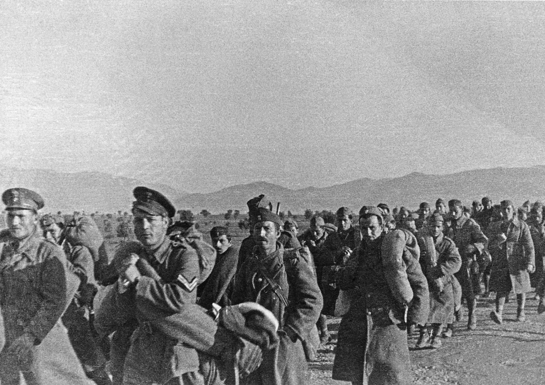 Απρίλιος 1941. Έλληνες αιχμάλωτοι από τη μάχη στα Κρούσσια όρη οδηγούνται σε στρατόπεδο αιχμαλώτων κάπου στη Μακεδονία