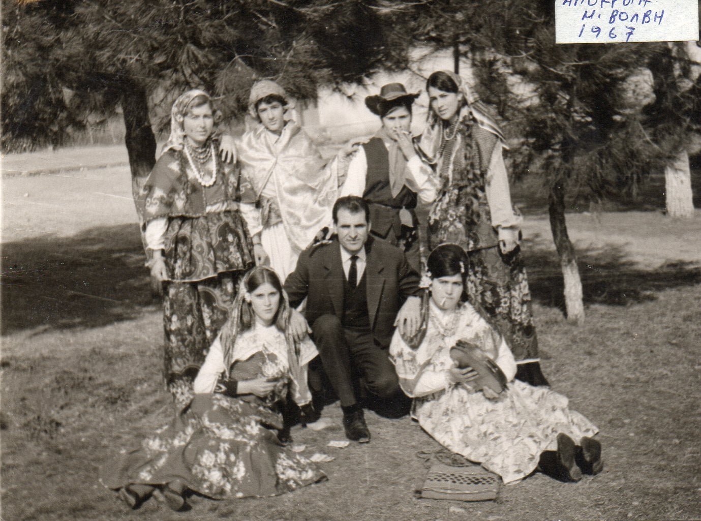Απόκριες στη Μεγάλη Βόλβη το 1967. Στο μέσο καθιστός εικονίζεται ο Νικήτας Καραβασιλειάδης