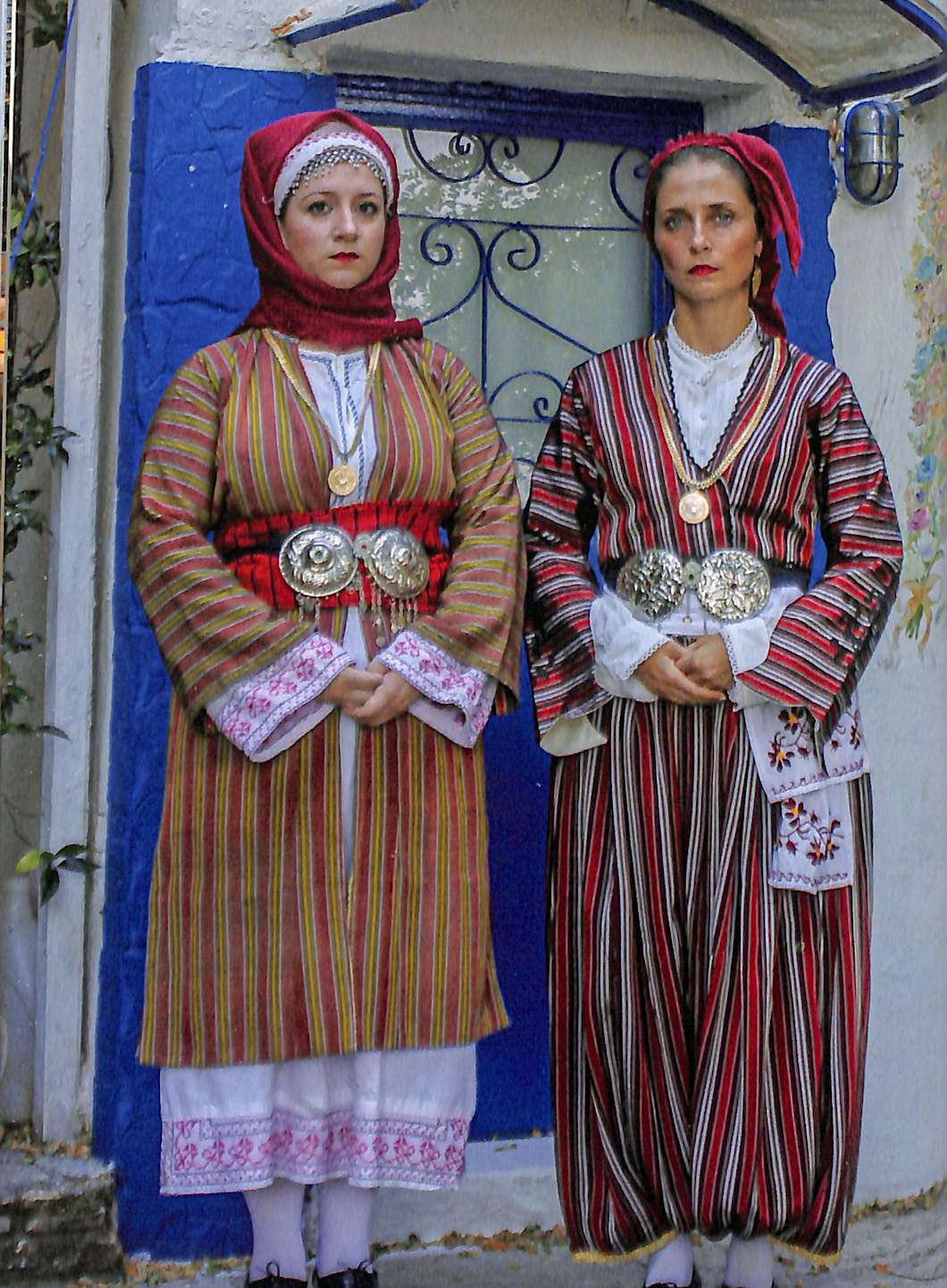 Παραδοσιακές αυθεντικές φορεσιές, από αριστερά, του Κιζντερβέντ και της Νικομήδειας