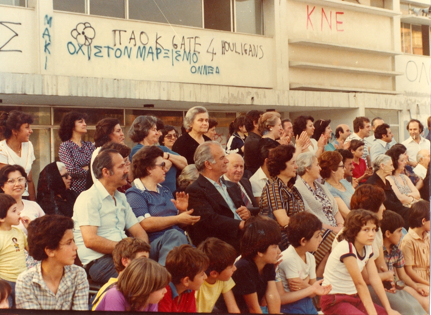 Από τις γυμναστικές επιδείξεις των τμημάτων του συλλόγου στην αυλή του 4ου και 5ου Γυμνασίου και Λυκείου.