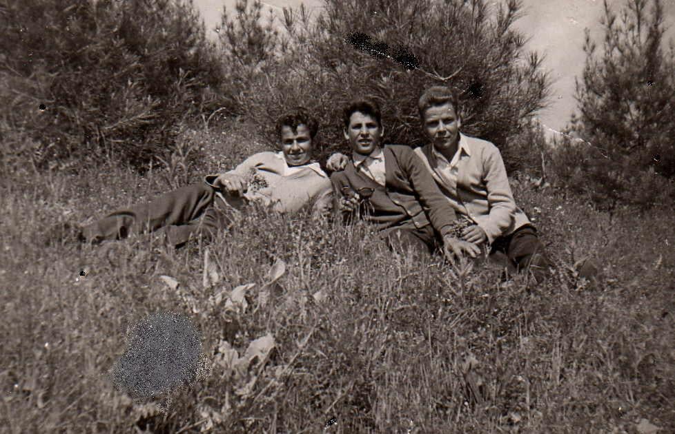 Ο Νικήτας Καραβασιλειάδης με φίλους στην εξοχή της Βόλβης