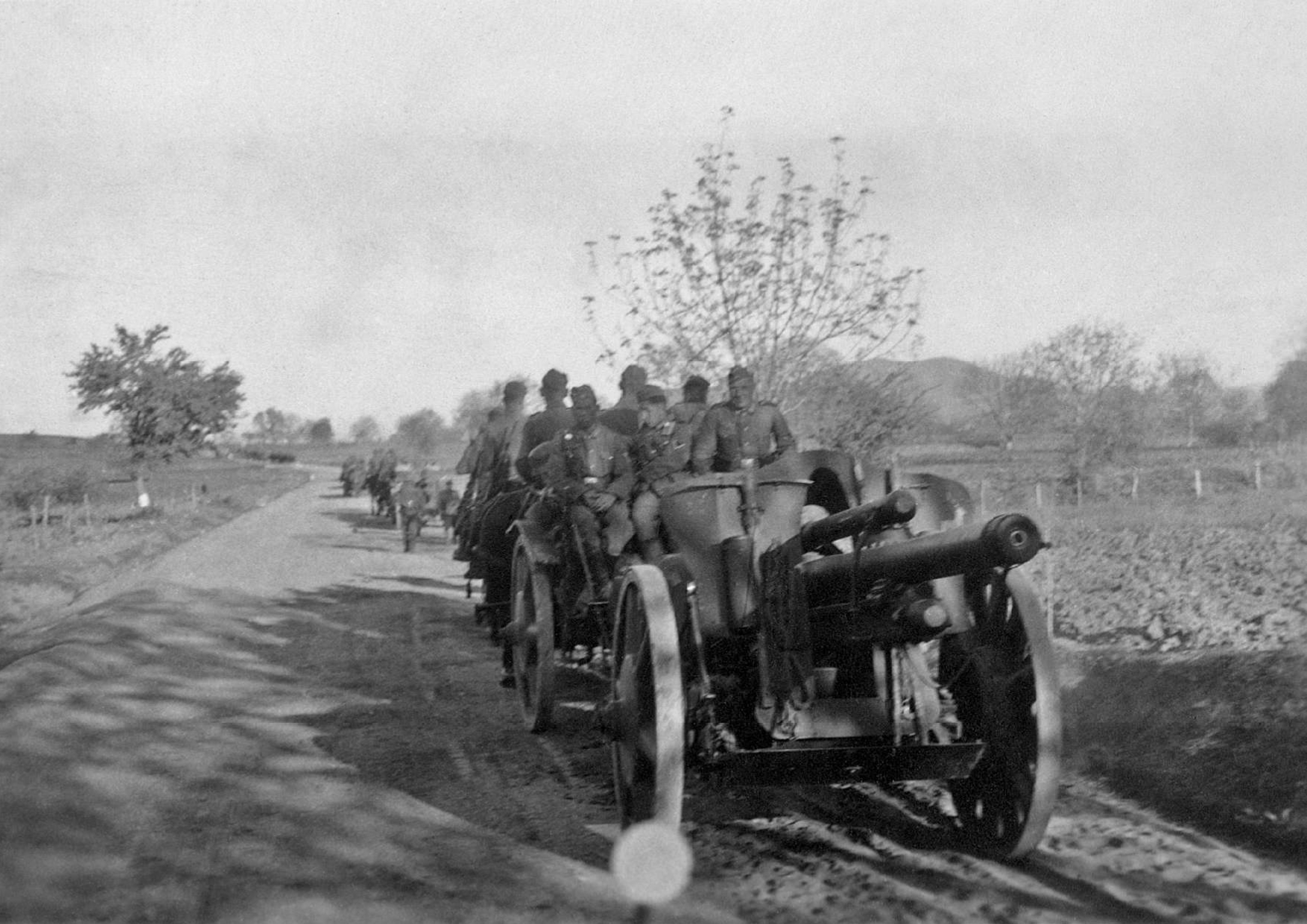 Απρίλιος 1941. Γερμανική πυροβολαρχία κατευθύνεται στη νότια Μακεδονία μετά το τέλος της μάχης στη Γραμμή Μεταξά στον βορρά