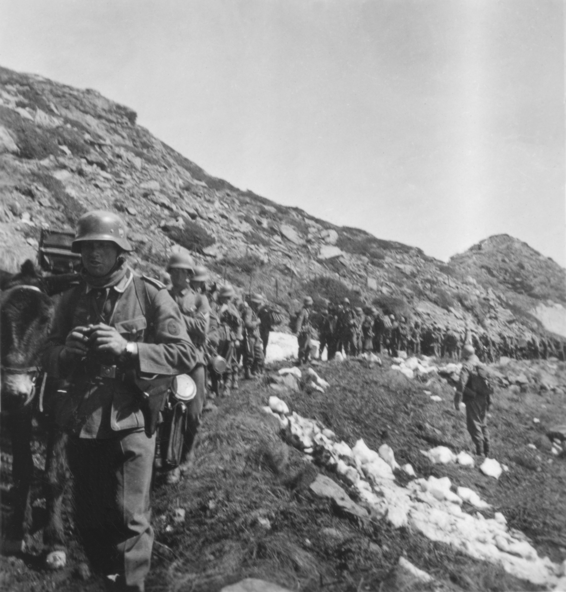 Περιοχή Σερρών, 6 Απριλίου 1941. Φάλαγγα Γερμανών καταδρομέων του 141ου Συντάγματος βαδίζει στο ελληνικό έδαφος με κατεύθυνση πιθανότατα την Ομορφοπλαγιά