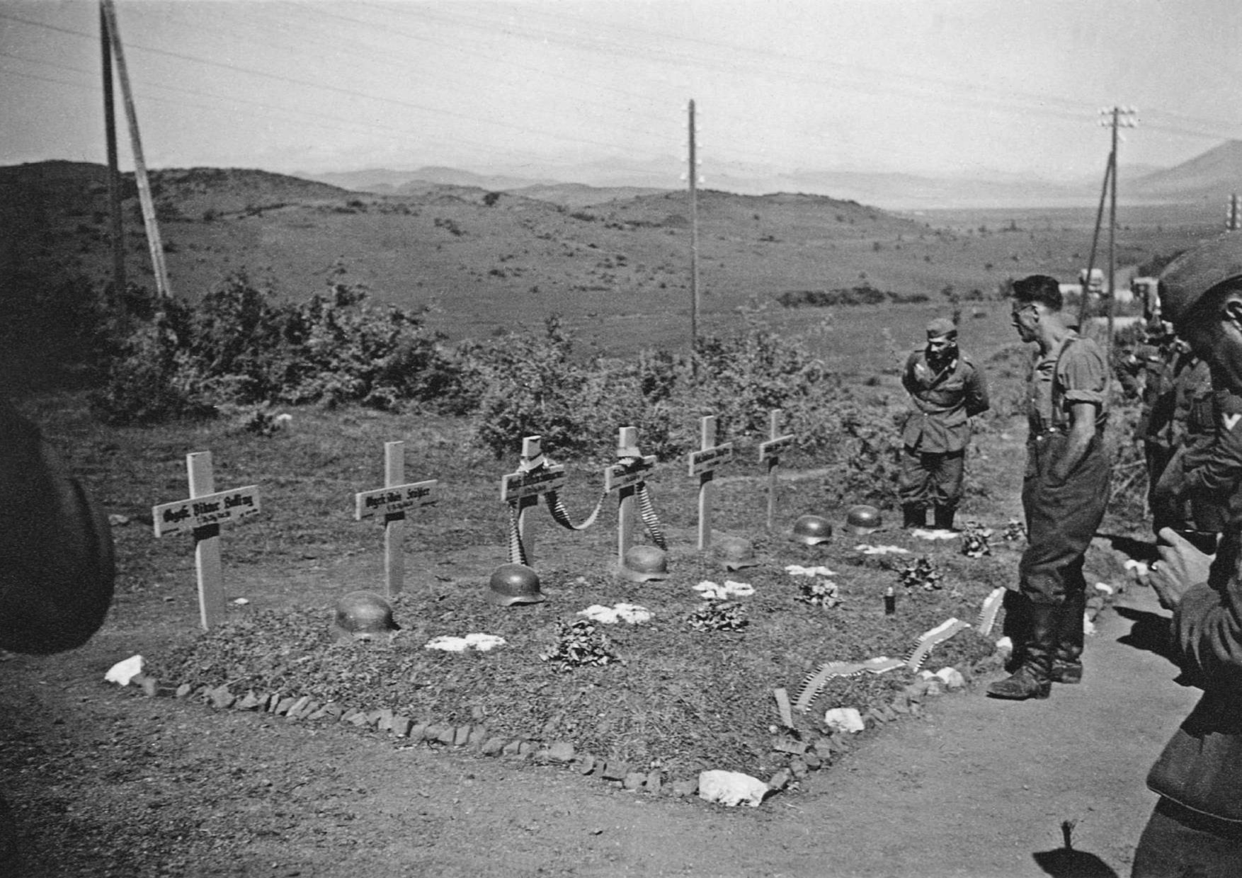 Περιοχή Σερρών, Απρίλιος 1941. Τάφοι έξι Γερμανών στρατιωτών που σκοτώθηκαν στις μάχες στο Οχυρό Ιστίμπεη