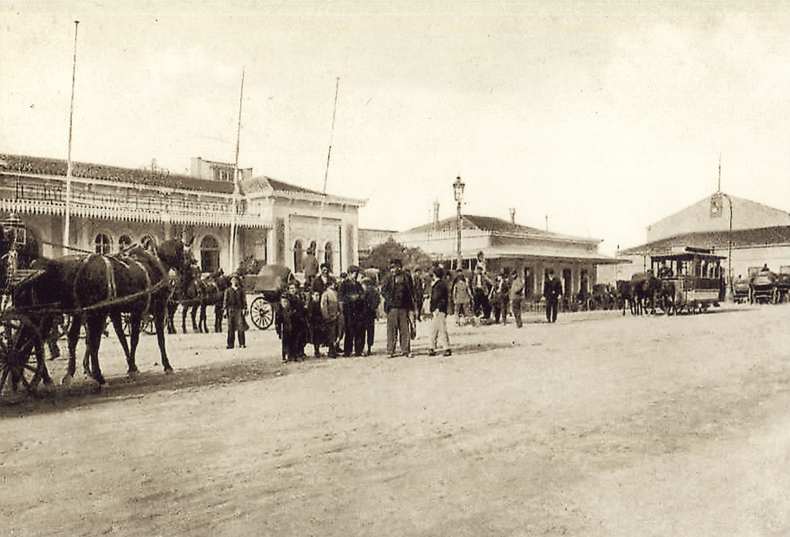 Ιππήλατο τραμ και άμαξες σε δρόμο των Αθηνών, πιθανότατα στις αρχές του 20ου αι.