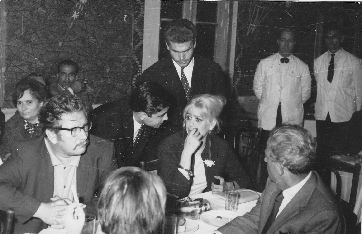 Ο δημοσιογράφος Γιώργος Φωτιάδης κάτι λέει στη Μελίνα Μερκούρη.
Αριστερά ο διάσημος ηθοποιός Πήτερ Ουστίνοφ και δεξιά ο σύζυγος της
Μελίνας, σκηνοθέτης Ζυλ Ντασέν.