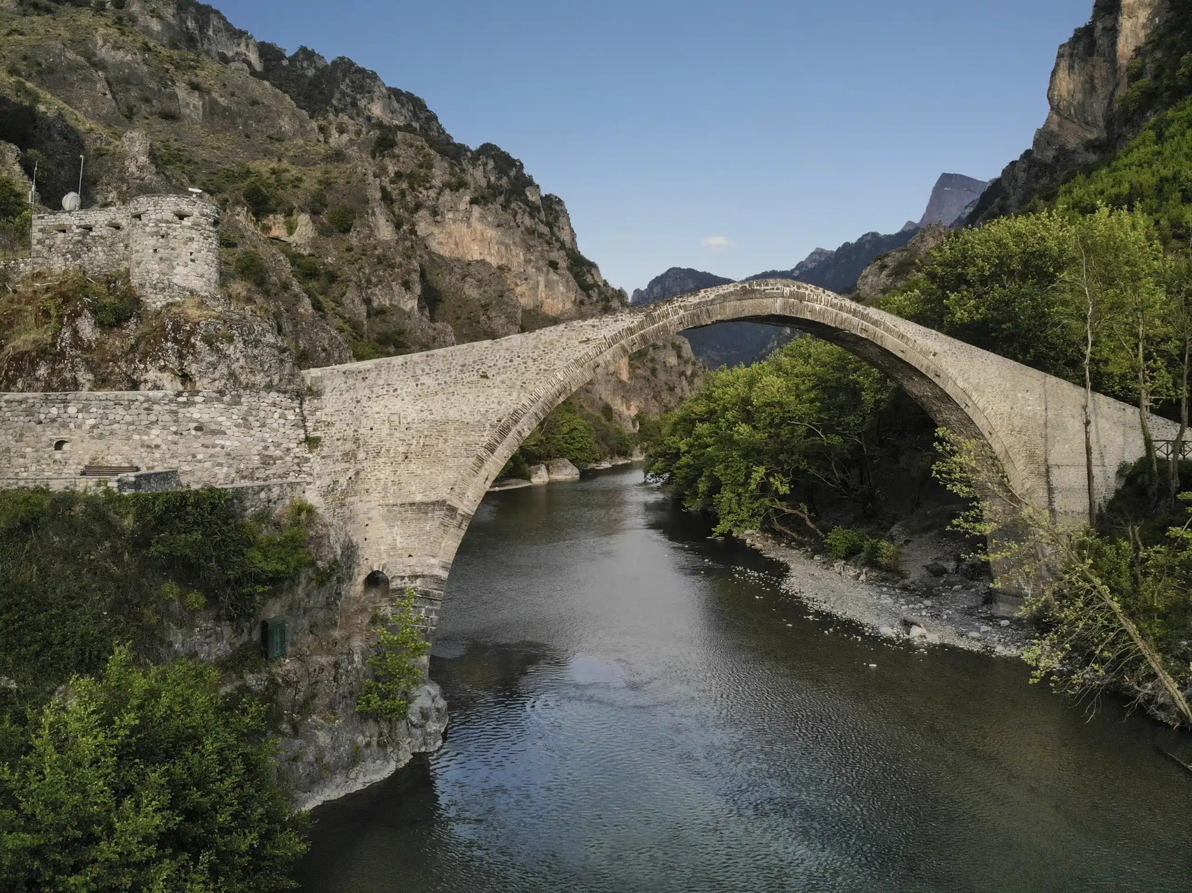 Πετρόχτιστο Γεφύρι Κόνιτσας και Ποταμός Αωός στην Ήπειρο