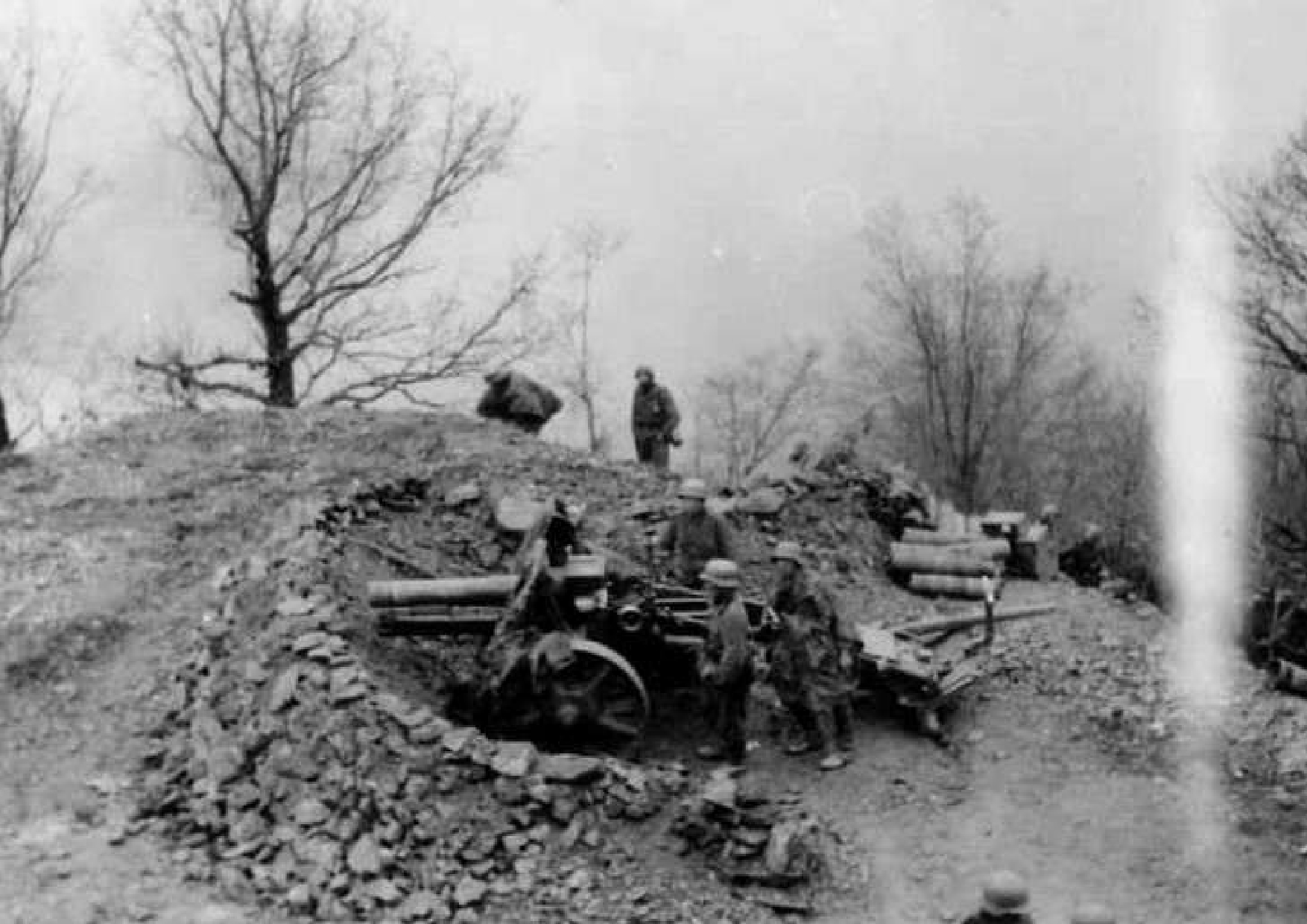 Απρίλιος 1941. Πλήρωμα ενός γερμανικού πυροβόλου που βάλει εναντίον κάποιου οχυρού της Γραμμής Μεταξά στη βόρεια Ελλάδα