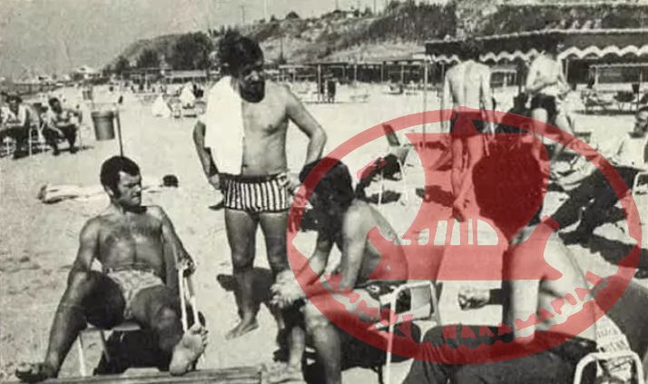 Πλαζ Αρετσούς. Οι παίκτες της Τσέλσι απολαμβάνουν τον ήλιο πριν τον αγώνα του Άρεως με την Τσέλσι για το Κύπελλο Κυπελλούχων στις 19 Σεπτεμβρίου 1970