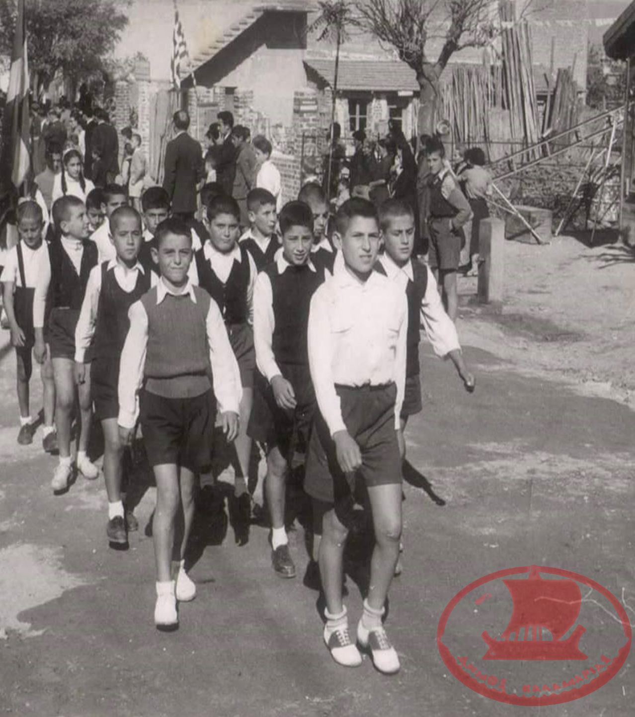 Σχολική Παρέλαση του 3ου Δημοτικού Σχολείου επί της οδού Κομνηνών