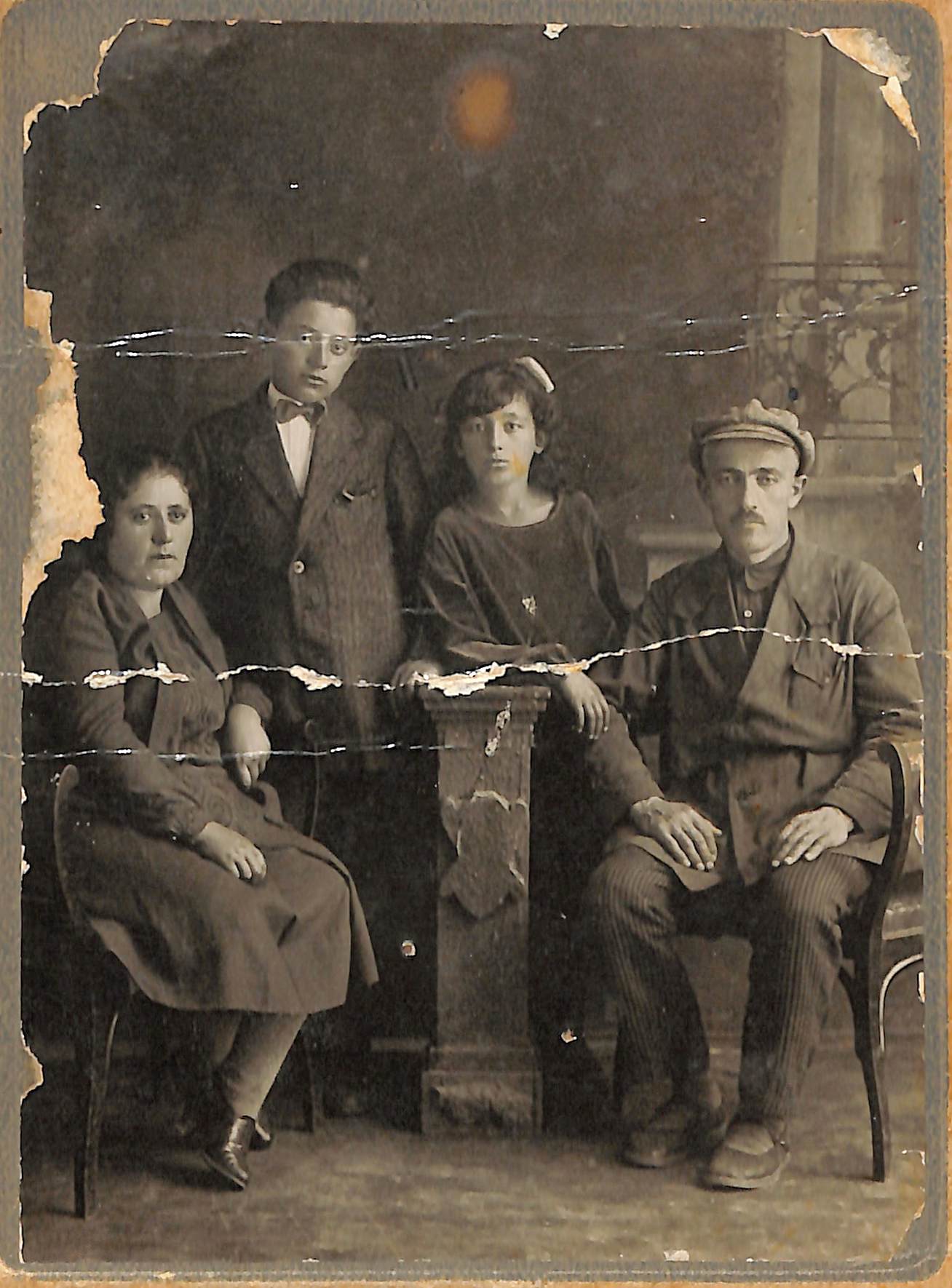 Οικογένεια Σαχπαζίδη, 1929